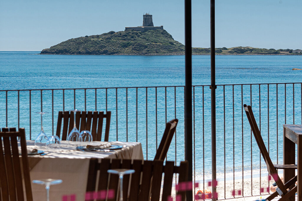 Tables élégantes au restaurant Don Carlo donnant sur le jardin et la mer