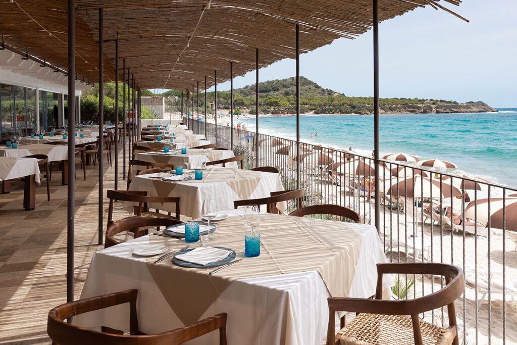 Tables élégantes au restaurant Don Carlo donnant sur le jardin et la mer