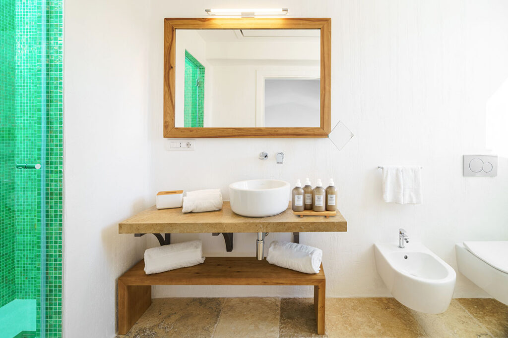 Intérieurs élégants d'une suite de luxe à l'hôtel Sant'Efis de Pula, dans le sud de la Sardaigne.