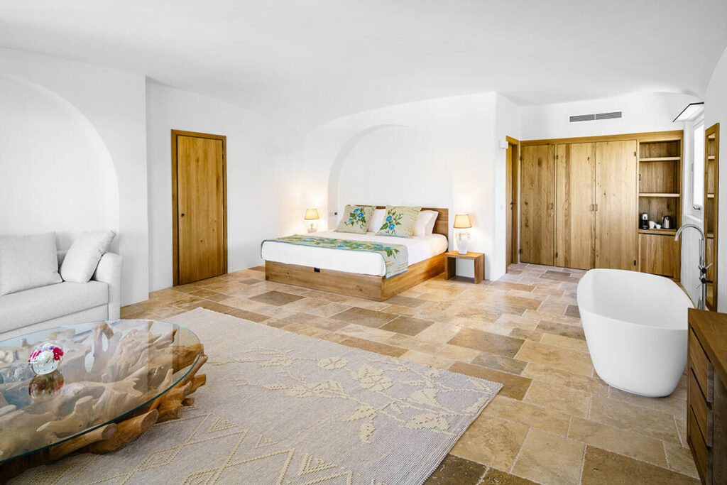 Intérieurs élégants d'une suite de luxe à l'hôtel Sant'Efis de Pula, dans le sud de la Sardaigne.