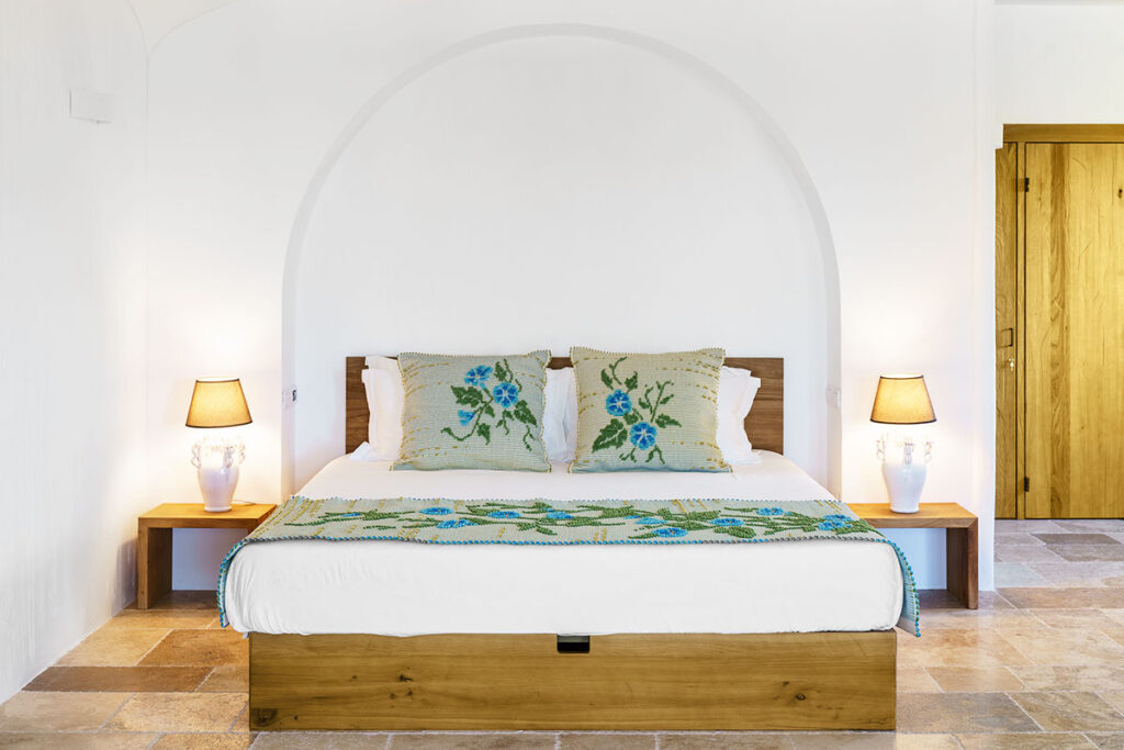Intérieurs élégants d'une suite de luxe à l'hôtel Sant'Efis de Pula, dans le sud de la Sardaigne.