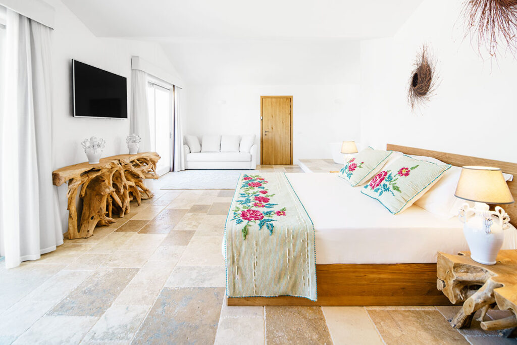 Intérieurs élégants d'une suite de luxe à l'hôtel Sant'Efis de Pula, dans le sud de la Sardaigne.