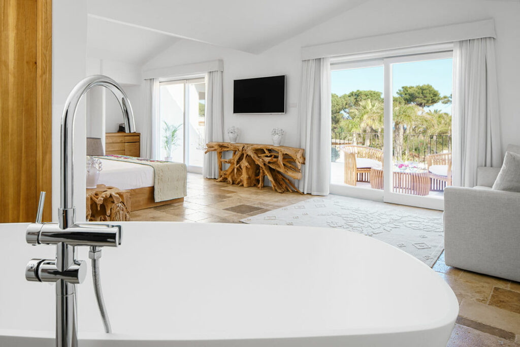 Intérieurs élégants d'une suite de luxe à l'hôtel Sant'Efis de Pula, dans le sud de la Sardaigne.