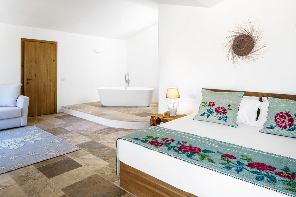 Intérieurs élégants d'une suite de luxe à l'hôtel Sant'Efis de Pula, dans le sud de la Sardaigne.