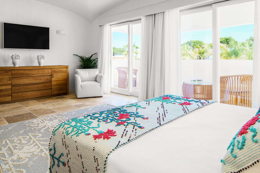 Intérieurs élégants d'une suite de luxe à l'hôtel Sant'Efis de Pula, dans le sud de la Sardaigne.