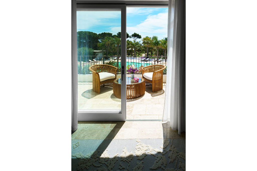 Intérieurs élégants d'une suite de luxe à l'hôtel Sant'Efis de Pula, dans le sud de la Sardaigne.