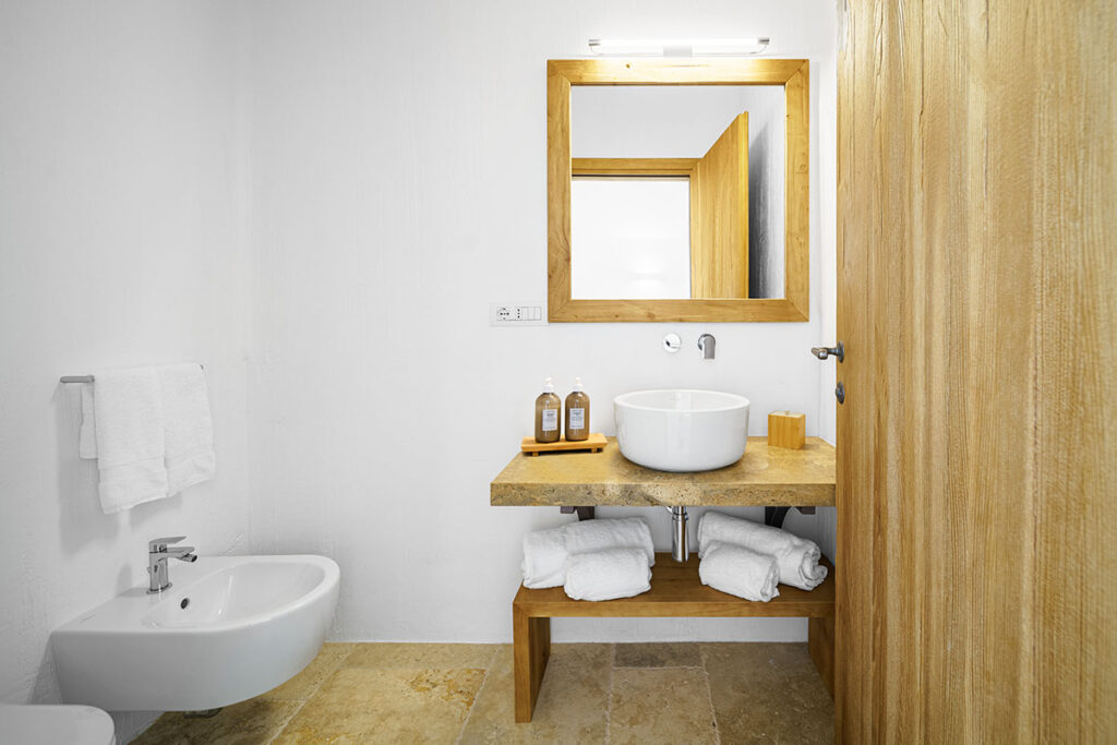 Intérieurs élégants d'une suite de luxe à l'hôtel Sant'Efis de Pula, dans le sud de la Sardaigne.