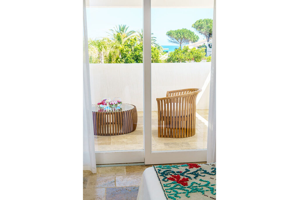 Intérieurs élégants d'une suite de luxe à l'hôtel Sant'Efis de Pula, dans le sud de la Sardaigne.