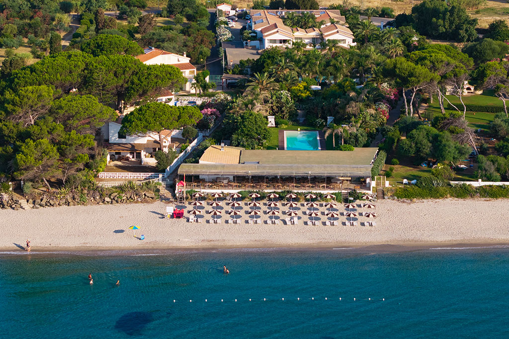 Spiaggia di Su Guventeddu a Pula: mare cristallino e accesso diretto dal Sant'Efis Hotel